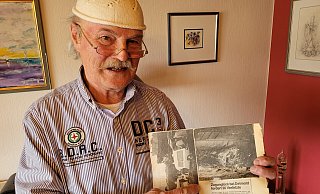 Der Zeitzeuge Rudi Mende erinnert mit einem bald 50 Jahre alten Zeitungsartikel an das Zugunglück in Detmold. - Raffael Giebel