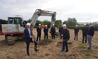 Bürgermeister Jörg Bierwirth (von links), Mike George, Marco Tölle, Kai-Uwe Delike, Mike Mundhenke, Architekt Werner Schmidt, Maximilian Menke, Matthias Büker und Architekt Wilhelm Luft beim ersten offiziellen Spatenstich. - Michaela Weiße