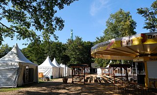 Rund um das Denkmal sind die Aufbauarbeiten für die Firmen-Fete in vollem Gange - wie hier, von der Waldbühne aus gesehen. - Sven Koch