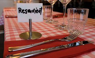Der Tisch ist reserviert, bleibt aber den ganzen Abend leer. Leider kennen das viele Gastronomen. - Marcus Brandt/dpa