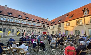 Ein Blick zurück ins Jahr 2021: Besucher des Kulturimbiss im Hof des Schlosses Brake. - Archivfoto: Till Brand Ein Blick zurück ins Jahr 2021: Besucher des Kulturimbiss im Hof des Schlosses Brake. - Archivfoto: Till Brand