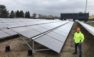 Solarthermie-Röhren so weit das Auge reicht, und Projektleiter Daniel Steube von den Lemgoer Stadtwerken mittendrin. Im Hintergrund ist das Blockheizkraftwerk am Isringhausen-Ring zu sehen. - Till Brand