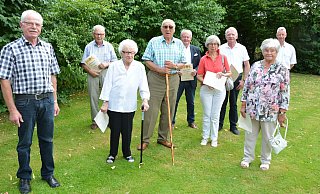 Helmut Depping (l.) und Klaus Sunkovsky (r.) haben langj&auml;hrige Mitglieder mit einer Urkunde ausgezeichnet, darunter sind Manfred Dyck, Ruth M&auml;der, Gerhard Voss, Manfred Burkamp, Christine und Siegfried Habicht sowie Gerda Voss (v. l.). - Karin Prignitz