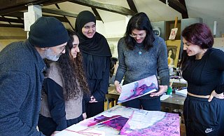 Rosario de Simone (links) und Dr. Mayarí Granados (2.v.r.) bestaunen die Kunstwerke der Schülerinnen Sultan Atay, Laiba Iqbal und Nadja Yunan (von links) - Landesverband Lippe Rosario de Simone (links) und Dr. Mayarí Granados (2.v.r.) bestaunen die Kunstwerke der Schülerinnen Sultan Atay, Laiba Iqbal und Nadja Yunan (von links) - Landesverband Lippe