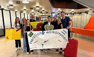 Ein großes Begrüßungskomitee der Rotarier hat den 16-jährigen Heytor in Hannover begrüßt. Der Schüler aus Brasilien wird bis zum Sommer 2025 in Gastfamilien leben. - Fotorechte: Rotarier Club Lemgo-Sternberg