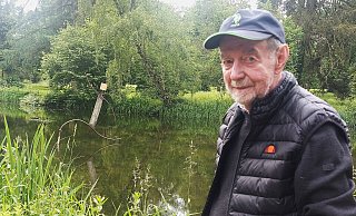 Künstler Friedrich Richter freut sich, dass sein Kunstwerk nach 21 Jahren noch immer im Teich des Schlossparks steht. - Michaela Weiße