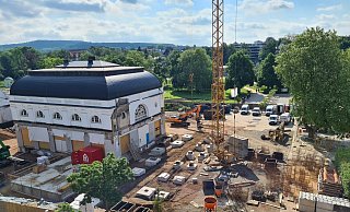 Der alte "Gala-Saal" des Kurhauses ist mittlerweile komplett freigelegt. Und es laufen bereits vorbereitende Arbeiten für den Neubau rund um die Altsubstanz. - Svetlana Lenger Der alte "Gala-Saal" des Kurhauses ist mittlerweile komplett freigelegt. Und es laufen bereits vorbereitende Arbeiten für den Neubau rund um die Altsubstanz. - Svetlana Lenger