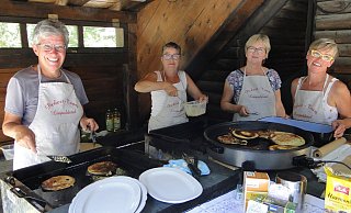Ran an den Pickert: Das Back-Team liefert Pfannekuchen im Minutentakt. Von links: Margaretha Röwenstrunk, Gabriele Schütz, Marianne Robrecht und Anja Stock. - Hajo Gärtner Ran an den Pickert: Das Back-Team liefert Pfannekuchen im Minutentakt. Von links: Margaretha Röwenstrunk, Gabriele Schütz, Marianne Robrecht und Anja Stock. - Hajo Gärtner