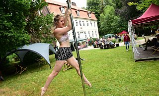 Mit einem bunten und abwechslungsreichen Programm hat das Team des Vereins zur Erhaltung des Wasserschlosses zum Sommerfest aufgewartet. Sunna Brunsiek bot beeindruckende Pole-Dance-Einlagen. - Nicole Ellerbrake Mit einem bunten und abwechslungsreichen Programm hat das Team des Vereins zur Erhaltung des Wasserschlosses zum Sommerfest aufgewartet. Sunna Brunsiek bot beeindruckende Pole-Dance-Einlagen. - Nicole Ellerbrake
