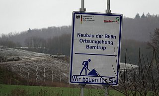 Nicht fertig: Die Laster mit dem Schüttgut müssen weiterhin große Umwege fahren, wenn sie aus dem Steinbruch Schiewe kommen. - Axel Bürger