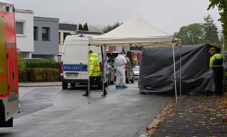 Die Polizei ist mit Einsatzkräften vor Ort. Der Bereich ist großräumig abgesperrt. - Jost Wolf