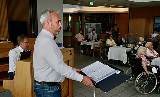 Gottfried Meyer (rechts) und Burkhard Schmidt (am Klavier) haben den Bewohnern des Elisenstifts mit ihren musikalischen Darbietungen eine große Freude bereitet. - Rotary Club Lemgo Gottfried Meyer (rechts) und Burkhard Schmidt (am Klavier) haben den Bewohnern des Elisenstifts mit ihren musikalischen Darbietungen eine große Freude bereitet. - Rotary Club Lemgo