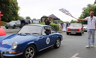 Organisator Matthias Girlich (rechts) eröffnet die mehr als 200 Kilometer lange Tour durch das Lipperland. - Chiara Wibbeke
