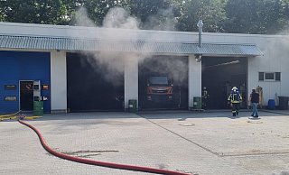 Aus der Fahrzeughalle des Bauhofs in Oerlinghausen qualmt es. - Feuerwehr Oerlinghausen Aus der Fahrzeughalle des Bauhofs in Oerlinghausen qualmt es. - Feuerwehr Oerlinghausen