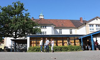 Die heutige Pausenhalle – mit orangefarbenen Vorhängen – hat allerhand bauliche Defizite. - Archivfoto: Janet König Die heutige Pausenhalle – mit orangefarbenen Vorhängen – hat allerhand bauliche Defizite. - Archivfoto: Janet König
