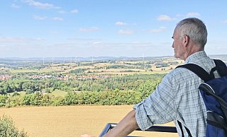 Blick vom Turm "Hohe Asch", hier von Testwanderer und LZ-Mitarbeiter Axel Bürger. - Axel Bürger(LZ)
