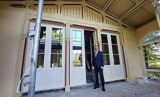 Bürgermeister Jörg Bierwirth freut sich über den Fortschritt der Sanierungsarbeiten. Mit dem neuen Anstrich und den drei Flügeltüren ist das historische Gebäude kaum wiederzuerkennen. - Michaela Weiße