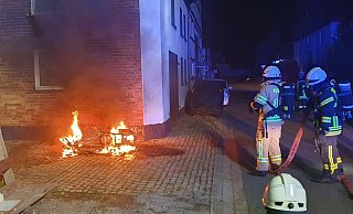 In der Neuen Straße in Alverdissen brennt in der Nacht zum Freitag ein Motorrad. - Feuerwehr Barntrup