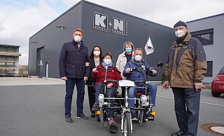 Dietmar Nunne (von links) und Anke Beckmann-Nunne übergeben die Rikscha an Karola Durgeloh, Claudia Theis, Detlev Hildebrandt und Bernd Munko vom Rikscha-Projekt Schieder-Schwalenberg. - Michaela Weiße