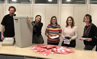 Gleich beginnt in einem Sitzungszimmer im Rathaus die Auszählung für den Briefwahl-Bezirk 901: (von links) Sebastian Dülberg, Lena Sagalski, Angela Götting, Nina Johannmeier und Birgit Böke sind startklar. - Thomas Reineke Gleich beginnt in einem Sitzungszimmer im Rathaus die Auszählung für den Briefwahl-Bezirk 901: (von links) Sebastian Dülberg, Lena Sagalski, Angela Götting, Nina Johannmeier und Birgit Böke sind startklar. - Thomas Reineke