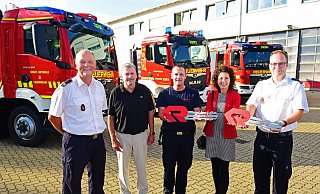 Wehrf&uuml;hrer Joachim Wolf (von links), R&uuml;diger Scheu&szlig; (Stadt), Mathias Br&uuml;hl (Hauptbrandmeister Feuerwehr Detmold), Dr. Miriam Mikus (Stadt) und Stefan Kall (Einheitsleiter L&ouml;schzug Mitte). - Nicole Ellerbrake