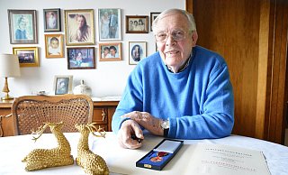 Heinz Risse (95) ist für seine vielen ehrenamtlichen Tätigkeiten ausgezeichnet worden, unter anderem im Jahr 2006 mit der Verdienstmedaille des Verdienstordens der Bundesrepublik Deutschland. Für ihn ist es selbstverständlich gewesen, sich für andere Menschen einzusetzen. - Karin Prignitz Heinz Risse (95) ist für seine vielen ehrenamtlichen Tätigkeiten ausgezeichnet worden, unter anderem im Jahr 2006 mit der Verdienstmedaille des Verdienstordens der Bundesrepublik Deutschland. Für ihn ist es selbstverständlich gewesen, sich für andere Menschen einzusetzen. - Karin Prignitz