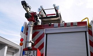 Die Kameras des neuen Systems sind so klein, dass man sie kaum sieht. An der Rückseite des Großfahrzeugs ist sie unterhalb der auf dem Dach befestigten Leiter neben den vier quadratischen Leuchten angebracht. - Stadt Lemgo
