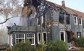 Das unbewohnte Bauernhaus ist nach dem stundenlangen Brand abbruchreif. Die Ursache für das Feuer ist noch nicht bekannt. - Freiwillige Feuerwehr/Daniel Hobein Das unbewohnte Bauernhaus ist nach dem stundenlangen Brand abbruchreif. Die Ursache für das Feuer ist noch nicht bekannt. - Freiwillige Feuerwehr/Daniel Hobein