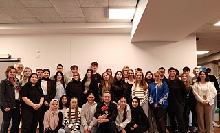 Der Autor des Romans "Sein Reich" Martin Sch&auml;uble umringt von wissbegierigen Zehntkl&auml;sslern der Sekundarschule Horn. - Franka Ronkartz (LZ)