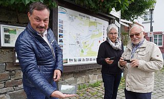 Das Smartphone darf auf dem interaktiven Wanderweg in Schwalenberg nicht fehlen. Marcus Rohde (von links), Vorsitzender der Schwalenberger Bürgerstiftung, die frühere Mitarbeiterin der Tourist-Information Sigrid Wendschuh sowie Gerd Hagedorn, ehemaliger Vorsitzender des Stiftungsrats, freuen sich auf die gemeinsame Wanderung mit rund 80 Teilnehmern. - Michaela Weiße Das Smartphone darf auf dem interaktiven Wanderweg in Schwalenberg nicht fehlen. Marcus Rohde (von links), Vorsitzender der Schwalenberger Bürgerstiftung, die frühere Mitarbeiterin der Tourist-Information Sigrid Wendschuh sowie Gerd Hagedorn, ehemaliger Vorsitzender des Stiftungsrats, freuen sich auf die gemeinsame Wanderung mit rund 80 Teilnehmern. - Michaela Weiße