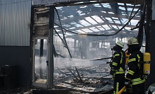 Mit gleich mehreren Löschangriffen hat die Freiwillige Feuerwehr den Brand in der Lagerhalle bekämpft. Über Riegelstellungen wurde zudem verhindert, dass das Feuer auf übrige Nachbargebäude übergreift. - Daniel Hobein / Feuerwehr Bad Salzuflen Mit gleich mehreren Löschangriffen hat die Freiwillige Feuerwehr den Brand in der Lagerhalle bekämpft. Über Riegelstellungen wurde zudem verhindert, dass das Feuer auf übrige Nachbargebäude übergreift. - Daniel Hobein / Feuerwehr Bad Salzuflen