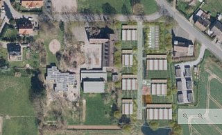 Das ist die kleinere vorgestellte Planungsvariante mit 22 Wohneinheiten zwischen Grundschule und Feuerwehr. Oben rechts wäre dann Fläche für einen Parkplatz vorhanden. - Fotorechte:OWL Immobilien