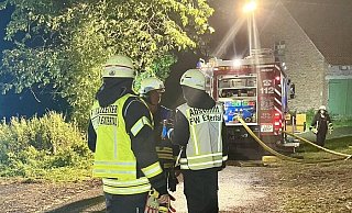 Die Feuerwehr Extertal hat brennende Strohballen in Almena gelöscht. - Feuerwehr Extertal