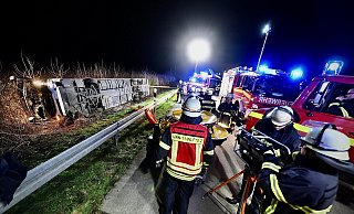 Bei einem Busunglück auf der Autobahn 44 in Nordrhein-Westfalen sind in der Nacht zu Freitag 22 Menschen verletzt worden. In dem Reisebus, der bei Werl aus noch ungeklärten Gründen von der Fahrbahn abkam und auf die Seite stürzte, saßen nach Angaben eines Polizeisprechers Schüler eines Berufskollegs aus Warburg. - dpa