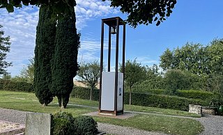 Im neuen Glockenturm von Brakelsiek hängt das Geschenk des Bundespräsidenten. Der Turm wird mehr als zwei Jahre nach seiner Errichtung nun am 27. August mit einem Open Air Gottesdienst auf dem 200 Jahre alten Friedhof eingeweiht. - Silke Buhrmester