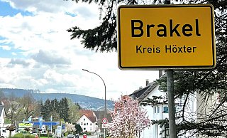Nanu, wo ist denn das "siek" hin? Das Ortsschild aus dem Nachbarkreis Höxter haben Spaßvögel am Ortseingang von Brakelsiek platziert. - Jörg Bierwirth