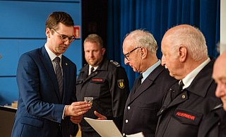 Güter Romott aus der Einheit Lage wird für seine 50-jährige Mitgliedschaft geehrt, Bürgermeister Matthias Kalkreuter überreicht die Ehrennadel. - FreitagTV