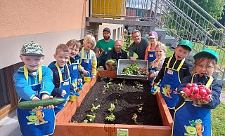 Daniel Koch (Edeka-Stiftung, hinten von links), Marvin Wast (Inhaber Edeka-Markt Steinheim) und Kita-Naturbotschafter Albert Holtkamp bepflanzen gemeinsam mit den Vorschulkindern (von links) Till (6), Toni (6), Johann (5), Oskar (5), Nola (6), Saari (5), Jonathan (6) und Amelie (6) das Hochbeet. - Michaela Weiße Daniel Koch (Edeka-Stiftung, hinten von links), Marvin Wast (Inhaber Edeka-Markt Steinheim) und Kita-Naturbotschafter Albert Holtkamp bepflanzen gemeinsam mit den Vorschulkindern (von links) Till (6), Toni (6), Johann (5), Oskar (5), Nola (6), Saari (5), Jonathan (6) und Amelie (6) das Hochbeet. - Michaela Weiße