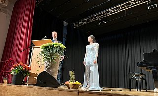 Kaniar Mohammad wird für das beste Abitur an der Gesamtschule Aspe geehrt. - Gesamtschule Aspe