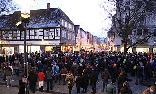 Mehrere hundert Zuhörer kommen trotz eisiger Kälte auf den Marktplatz zur Kundgebung des "Antifaschistischen Arbeitskreises Detmold". - Cordula Gröne