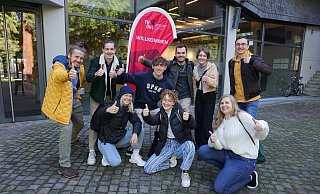 Diese Studenten im Fachbereich Medienproduktion haben sich in den Orientierungswochen für die Erstsemester und während der Begrüßungs-Feier kennengelernt. - TH OWL Diese Studenten im Fachbereich Medienproduktion haben sich in den Orientierungswochen für die Erstsemester und während der Begrüßungs-Feier kennengelernt. - TH OWL