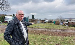 Klaus Zumhasch ist vielen als Ortsbürgermeister von Lügdes Kernstadt bekannt. Er kennt sich aber auch auf dem Campingplatz in Elbrinxens bestens aus, dort steht er dem Eigentümer beratend zur Seite. Auf dieser Fläche wird ein neues Sanitärgebäude seinen Platz finden. - Michaela Weiße Klaus Zumhasch ist vielen als Ortsbürgermeister von Lügdes Kernstadt bekannt. Er kennt sich aber auch auf dem Campingplatz in Elbrinxens bestens aus, dort steht er dem Eigentümer beratend zur Seite. Auf dieser Fläche wird ein neues Sanitärgebäude seinen Platz finden. - Michaela Weiße