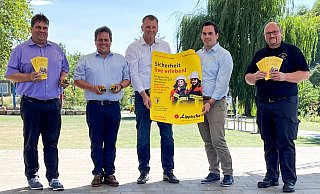 In Vorfreude auf den Sicherheitstag in Lügde: Uwe Tölke (von links) und Daniel Tölke (Geschäftsstelle der Lippischen Landesbrandversicherung), Jens Klusmeier (Marketing und Schadenverhütung), Bürgermeister Torben Blome sowie Marco Gröne von der Freiwilligen Feuerwehr. - Lippische Landesbrandversicherun