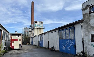 In dem Gebäude mit dem blauen Tor hat es am Freitagabend gebrannt. - Jana Beckmann