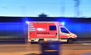 Wegen der Verlegung von klinischen Abteilungen von Lemgo nach Detmold fahren Rettungswagen noch h&auml;ufiger &uuml;ber die Lemgoer Stra&szlig;e zum Klinikum. - Boris Roessler/dpa