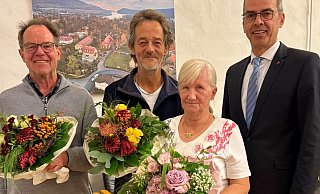 Bürgermeister Jörg Bierwirth bedankt sich bei den langjährigen Ratsmitgliedern Waltraud Müller (SPD), Heiner Gerken (Grüne) und Bernd Schlenbäcker (SPD). - Stadt Schieder-Schwalenberg