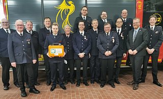 Zahlreiche langjährige treue Mitglieder konnte die Feuerwehr Dörentrup auf ihrer Jahreshauptversammlung ehren. Darüber freuen sich: Wehrführer Christoph Ungermann (rechts), sein Stellvertreter Günther Ostrop (hintere Reihe links), der Kreisbrandmeister Wolfgang Kornegger (hintere Reihe 2. von links) und Dörentrups Bürgermeister Friso Veldink (2. von rechts). - Sylvia Frevert Zahlreiche langjährige treue Mitglieder konnte die Feuerwehr Dörentrup auf ihrer Jahreshauptversammlung ehren. Darüber freuen sich: Wehrführer Christoph Ungermann (rechts), sein Stellvertreter Günther Ostrop (hintere Reihe links), der Kreisbrandmeister Wolfgang Kornegger (hintere Reihe 2. von links) und Dörentrups Bürgermeister Friso Veldink (2. von rechts). - Sylvia Frevert