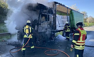 Das Fahrerhaus des Lkw ist durch das Feuer vollständig zerstört worden. - Feuewehr Bad Salzuflen Das Fahrerhaus des Lkw ist durch das Feuer vollständig zerstört worden. - Feuewehr Bad Salzuflen