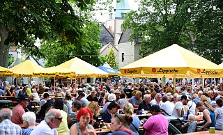 Im Abteigarten genießen Lemgoer und ihre Gäste das schöne Wetter beim Strohsemmelfest. - Nicole Ellerbrake