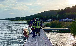 Dieses Segelboot ist am Sonntagabend auf dem Schiedersee gekentert. - Feuerwehr Schieder-Schwalenberg